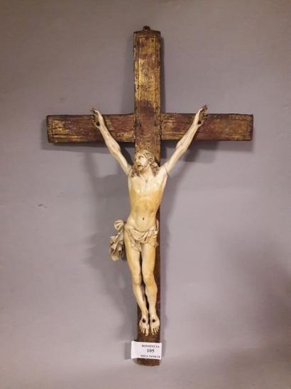 null Crucifix avec Christ en ivoire sculpté et croix en bois doré. Tête levée vers...