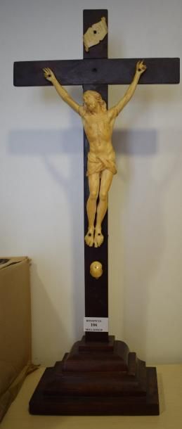 null Crucifix avec Christ en ivoire sculpté, titulus et crâne d'Adam, sur une croix...