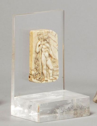 null Plaquette en ivoire sculpté en bas-relief représentant Neptune debout et nu...