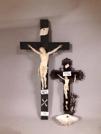 null Lot de deux crucifixis

Christ en ivoire, la tête sur l'épaule droite, périzonium...