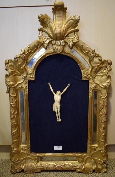 null Christ en croix en ivoire, tête reposant sur l'épaule gauche, prizonium noué...