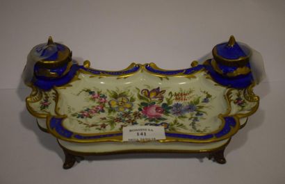 null LIMOGES. Encrier en porcelaine de style Louis XV, plateau à décor floral peint...