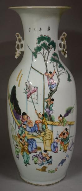 null Chine - grand vase en porcelaine 

avec anses ajourées à décor d'enfants dans...