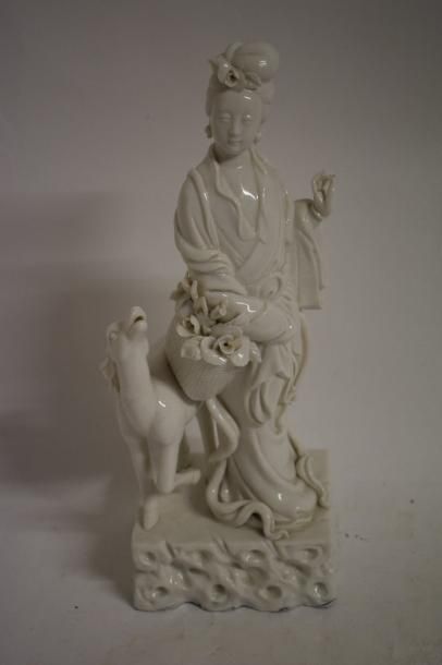 null Statuette en porcelaine blanc de Chine Dehua représentant une femme de la cour...