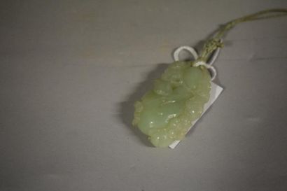 null Pendentif en jade céladon en forme de coloquinte entouré de rameaux fleuris.

Chine,...