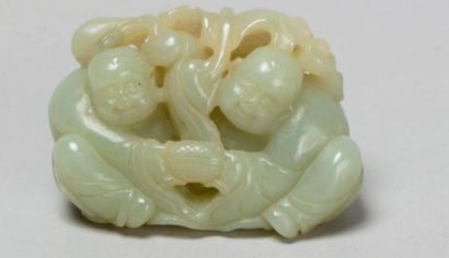 null Groupe en jade céladon sculpté des frères Hoho assis côte à côte sur une feuille...