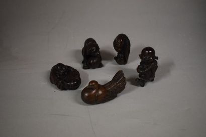 null CHINE - JAPON XXème siècle
Lot de 5 netsuke en bois, quelques uns peut être...