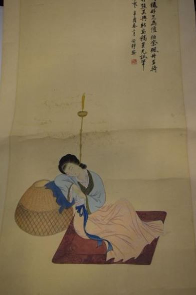 null Peinture verticale en couleurs sur soie, représentant une jeune femme endormie...