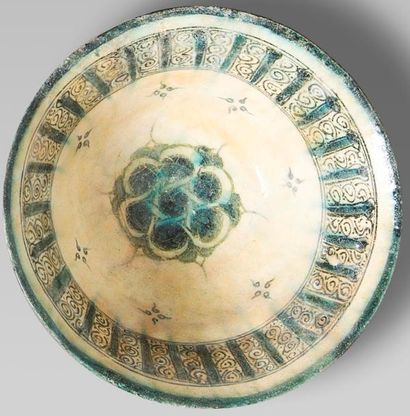 null Coupe à rosace, Iran XIII-XIVe siècle

Céramique siliceuse à décor peint en...