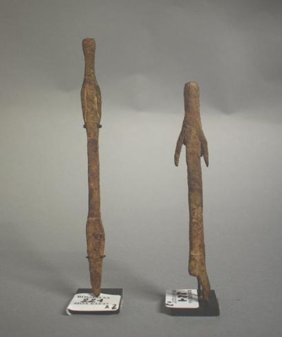 null Moba, nord Togo.

Deux personnages en fer natif 

H : 18 cm et 14 cm 