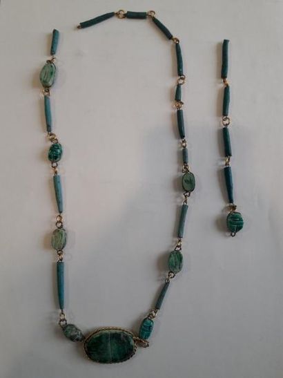 null Collier égyptien composé de perles antiques et de scarabés de style.

