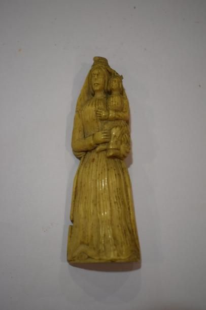 null statuette en os sculpté représentant une Vierge à l'Enfant.

XIXème siècle.

H....