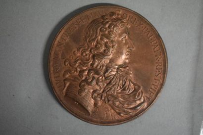 null Médaille en cuivre à l'effigie de LOUIS XIV représenté en armure de profil.

Avers...