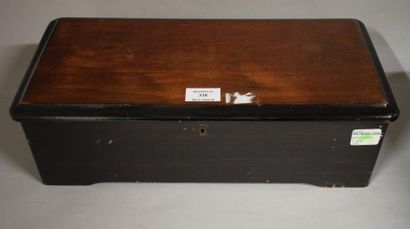 null Boîte à musique en bois patiné.
Vers 1900
H. : 14 ; L. : 42cm
A réviser