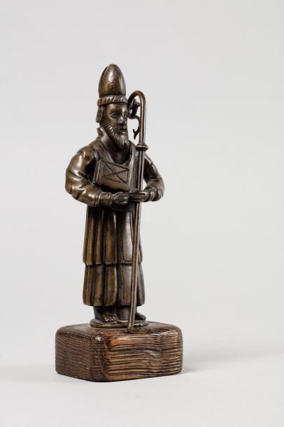 null Statuette en bronze représentant un évêque debout portant la mitre, la Bibleetla...