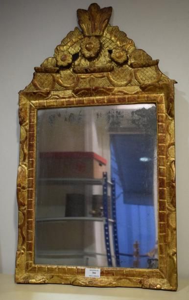 null Miroir en bois doré, le fronton à décor de trois fleurs et d'une palmette

Début...