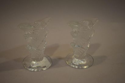 null Maison LALIQUE 

Deux bougeoirs en verre préssé moulé simulant un feuillage....