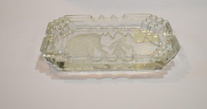 null Muller Frères Luneville

Cendrier en verre moulé à décor d'un éléphant conduit...