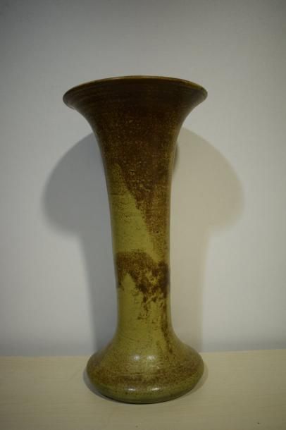null LION Eugène (1867-1945)

Vase cornet à base aplatie et col aplati en grés émaillé...