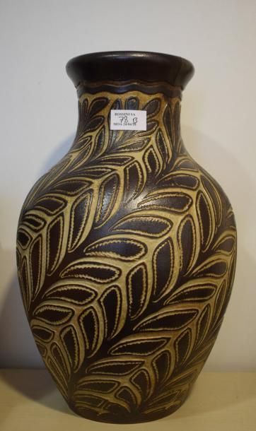 null MOUGIN Joseph (1876-1961)

Vase de forme ovoïde à col évasé en grès gris nuancé...