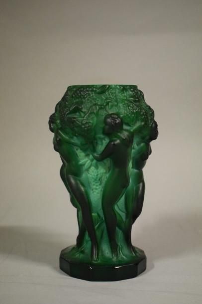 null Heinrich Hoffmann (1875-1938) - REPUBLIQUE TCHEQUE

	Vase en verre opalin vert...