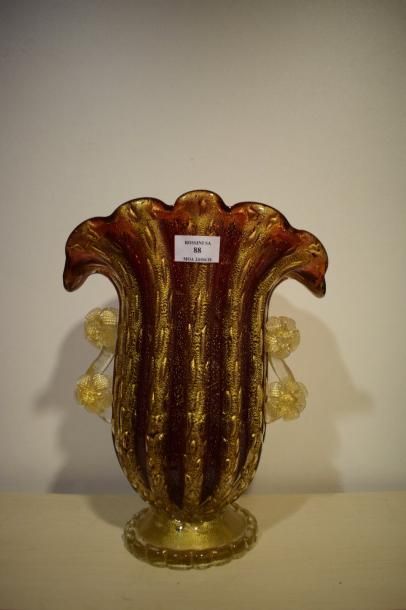 null Vase en verre de Murano rouge et or, les anses en forme de fleurs.

H: 31 c...
