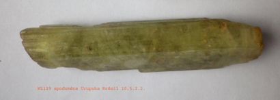 null Trois flottants du Brésil : KUNZITE rose gemme (11 cm) ; SPODUMENE vert pale...