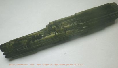 null Trois flottants du Brésil : KUNZITE rose gemme (11 cm) ; SPODUMENE vert pale...