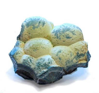 null SHATTUCKITE bleu très pale de Kolwezi, R.D. du Congo (6 cm), en boules mamelonnées...