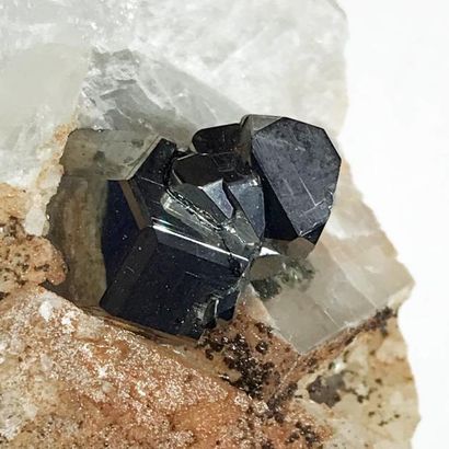 null CARROLITE de Kambove, R.D. du Congo (7 cm) : cristaux bien affirmés (1,5 cm)...