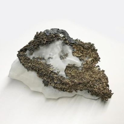 null ARGENT natif sur calcite, Mine Bouismas, Bou Azzer, Maroc (10 cm). AEGYRINE...