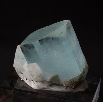 null Belle AIGUEMARINE de Gilgit, Pakistan. Le cristal principal (52 x 52 x 38 mm)...