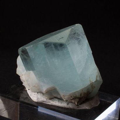 null Belle AIGUEMARINE de Gilgit, Pakistan. Le cristal principal (52 x 52 x 38 mm)...