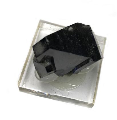 null ANATASE (soclée) : beau cristal bien affirmé et brillant (21 mm), flottant du...