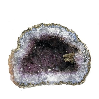 null AMETHYSTE du Maharashtra, Inde : deux demi-géodes, avec calcite jaune étagée...