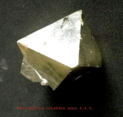 null Lot de sept spécimens de PYRITE d'habitus différents : octaèdre (4 cm); faces...