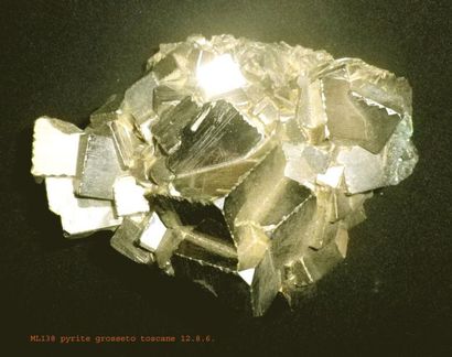null Lot de sept spécimens de PYRITE d'habitus différents : octaèdre (4 cm); faces...