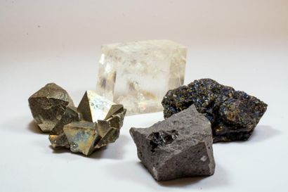 null Lot de cinq minéraux : SPATH d'Icelande (9 cm); BLENDE avec chalcopyrite en...