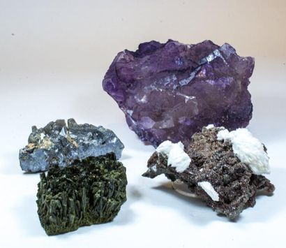 null Lot de quatre minéraux : EPIDOTE du Cornillon, Isère (8 cm); BARYTE en pompons...