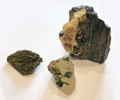 null 
Trois minéraux : TOURMALINE verte / rubellite dans Quartz  (6 cm) et TOURMALINE...
