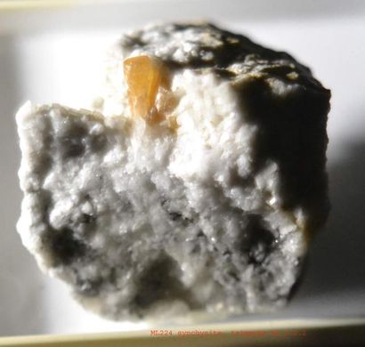null Flat d'une dizaine de petits minéraux français (ex. M. Legros) : cinq AXINITES...