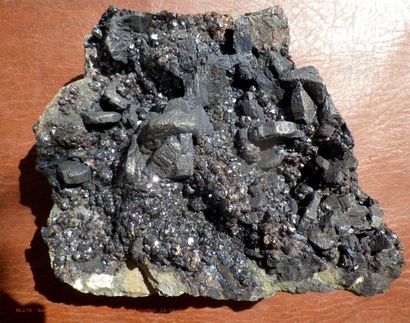 null Flat de 12 minéraux français (ex. M. Legros) : BARYTE bleue (11 cm), CALCITE...