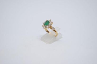 null Bague marguerite en or jaune 18k (750) ornée d'une émeraude dans un entourage...