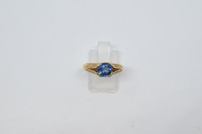 null Bague en or jaune 18K (750) orné d'un saphir rond, l'épaulement serti de diamants...