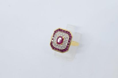 null Bague en or jaune 18k (750) ornée d'un rubis coussin dans un pavage de brillants...