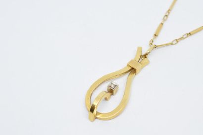 null Pendentif en or jaune 18K (750) stylisé d'une boucle sertie d'un diamant taillé...