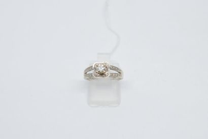 null 
Bague solitaire en or gris 18k (750) ornée en son cente d'un diamant taille...