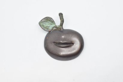 null Claude LALANNE (Née en 1924) 

Pomme bouche

Petite broche en bronze patiné....