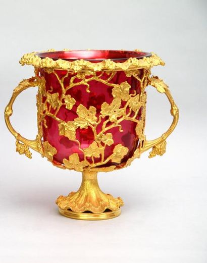 null Vase en bronze doré à décor ajouré de raisins et pampres de vigne, posant sur...