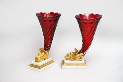 null Paire de vase en cristal rouge, de forme cornet, à côtes torses, dans une monture...